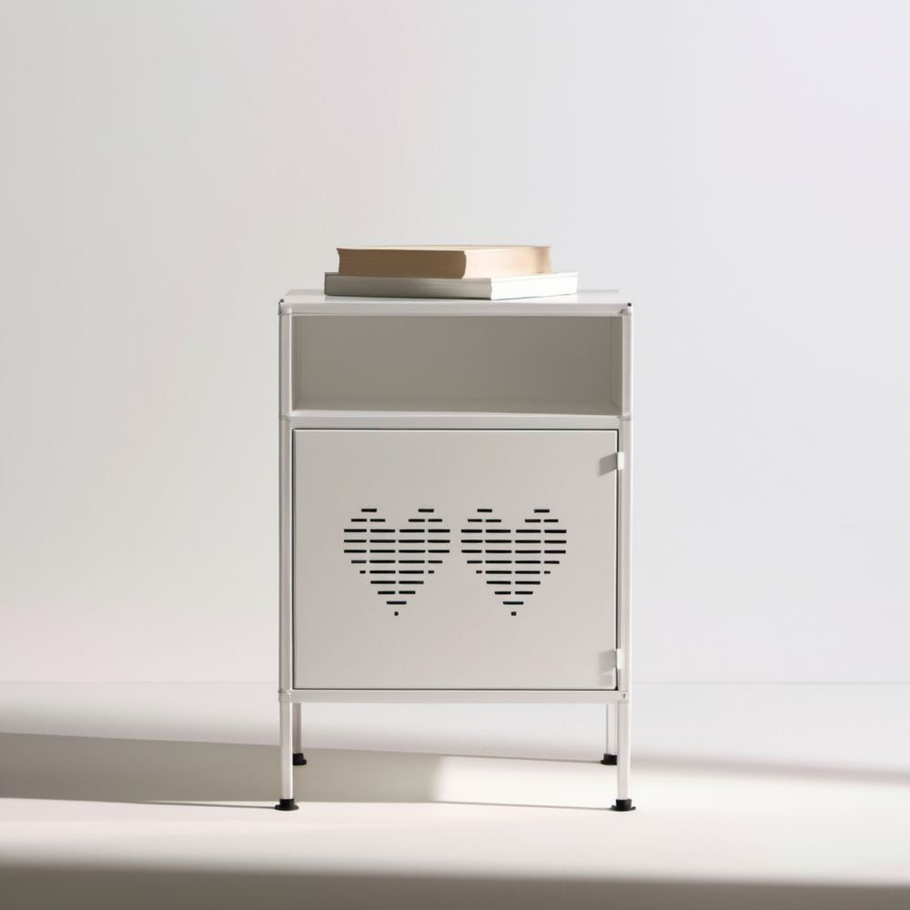 Biała metalowa szafka nocna z perforowanymi sercami 50 x 35 x 75 cm